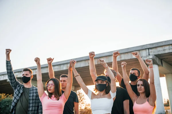 Los Puños Arrasaron Muy Alto Grupo Jóvenes Protestando Que Están — Foto de Stock