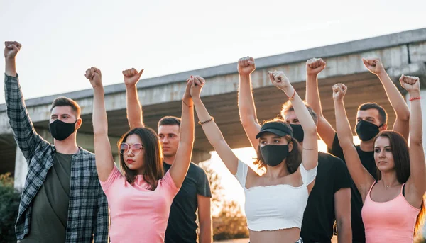 拳头飞得很高 一群站在一起抗议的年轻人 维护人权或反对政府的活动分子 — 图库照片