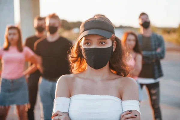 Hermosa Chica Con Máscara Grupo Jóvenes Protestando Que Están Juntos — Foto de Stock