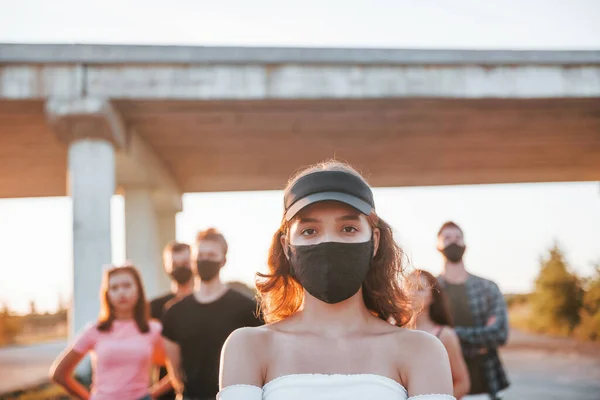 Hermosa Chica Con Máscara Grupo Jóvenes Protestando Que Están Juntos — Foto de Stock