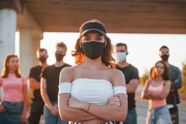戴面具的美女一群站在一起抗议的年轻人 维护人权或反对政府的活动分子 — 图库照片