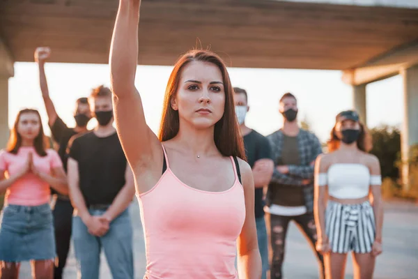 Mulher Frente Multidão Grupo Jovens Que Protestam Juntos Ativista Pelos — Fotografia de Stock