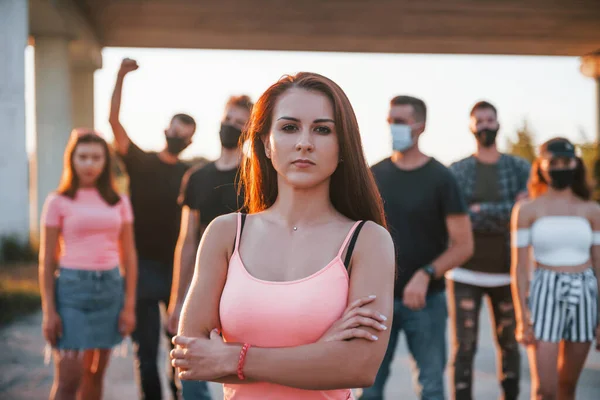 群衆の前で女性 一緒に立っている若い人たちに抗議するグループ 人権活動家又は政府に対する活動家 — ストック写真
