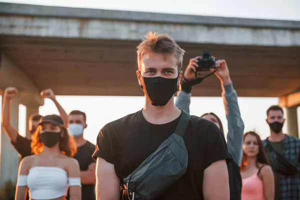 Type Devant Foule Groupe Jeunes Protestataires Qui Tiennent Ensemble Militant — Photo