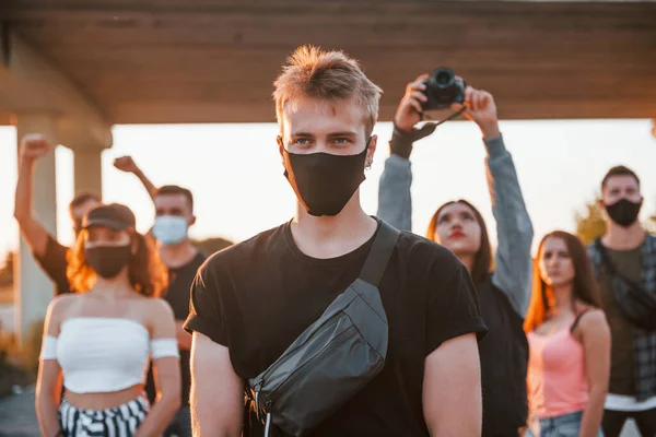 Chlápek Před Davem Skupina Protestujících Mladých Lidí Kteří Stojí Při — Stock fotografie