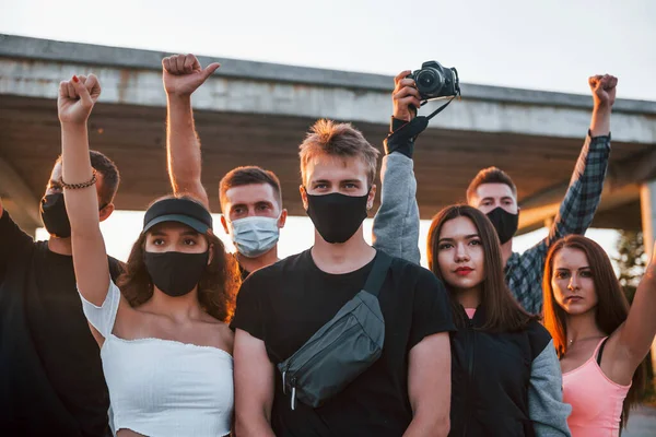 Fotograf Mit Kamera Gruppe Protestierender Junger Leute Die Zusammenstehen Aktivist — Stockfoto