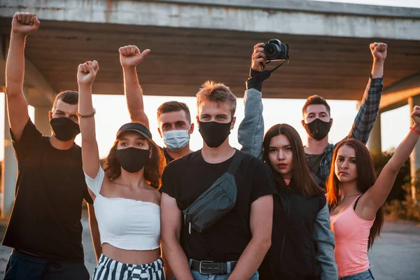 Photographe Avec Appareil Photo Groupe Jeunes Protestataires Qui Tiennent Ensemble — Photo