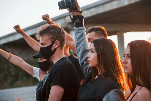 Fotograaf Met Camera Een Groep Van Protesterende Jongeren Die Samen — Stockfoto