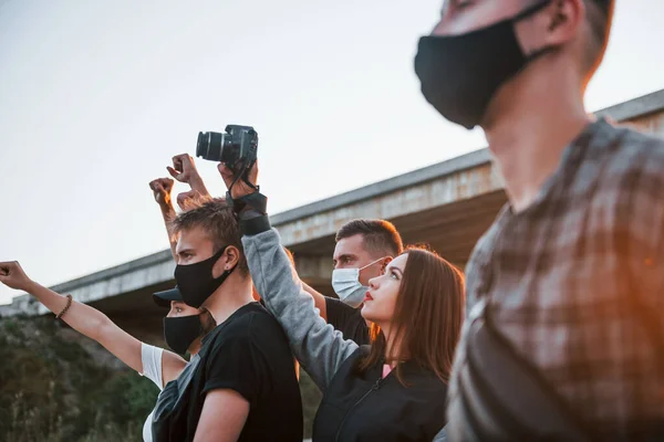 Fotograf Mit Kamera Gruppe Protestierender Junger Leute Die Zusammenstehen Aktivist — Stockfoto