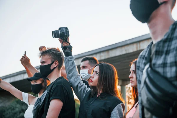 Fotograf Med Kamera Gruppen Protesterande Unga Människor Som Står Tillsammans — Stockfoto