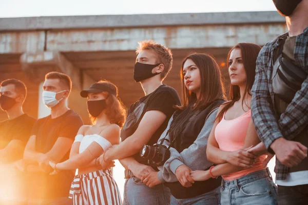 Fotograf Med Kamera Gruppen Protesterande Unga Människor Som Står Tillsammans — Stockfoto