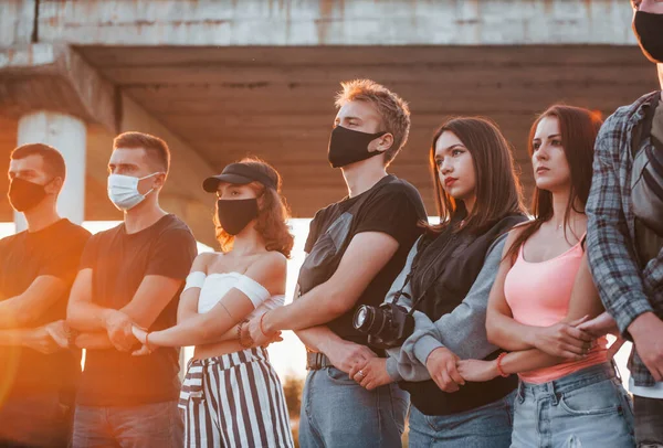 カメラ付きの写真家 一緒に立っている若い人たちに抗議するグループ 人権活動家又は政府に対する活動家 — ストック写真