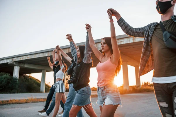 Beau Soleil Groupe Jeunes Protestataires Qui Tiennent Ensemble Militant Pour — Photo