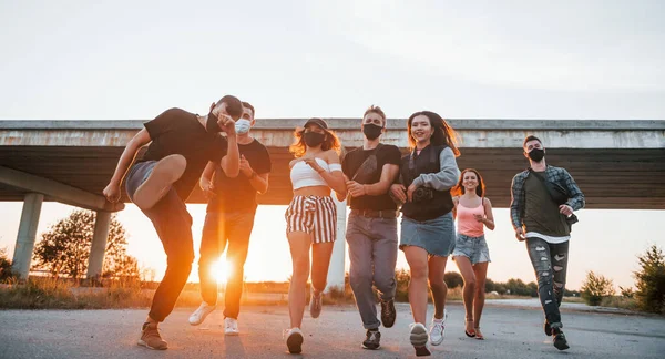 Abraçarem Grupo Jovens Amigos Alegres Divertindo Juntos Festa Livre — Fotografia de Stock