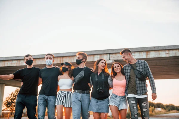 Abraçarem Grupo Jovens Amigos Alegres Divertindo Juntos Festa Livre — Fotografia de Stock