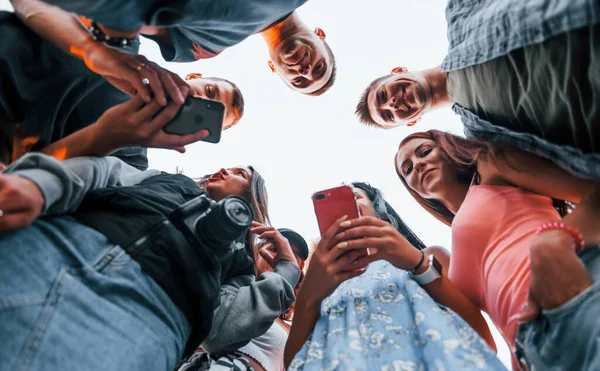 Vue Bas Avec Téléphone Groupe Jeunes Amis Joyeux Amuser Ensemble — Photo