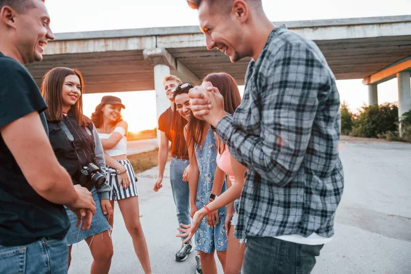 Falar Rir Grupo Jovens Amigos Alegres Divertindo Juntos Festa Livre — Fotografia de Stock