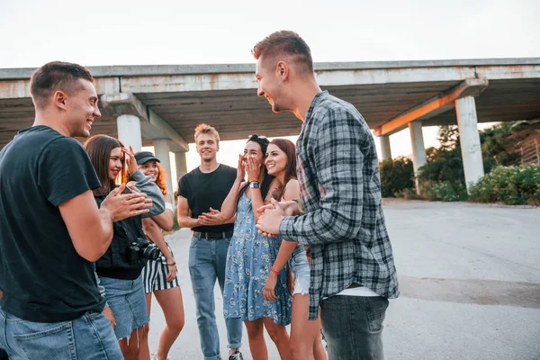 Говорити Сміятися Група Молодих Веселих Друзів Розважаються Разом Вечірка Відкритому — стокове фото