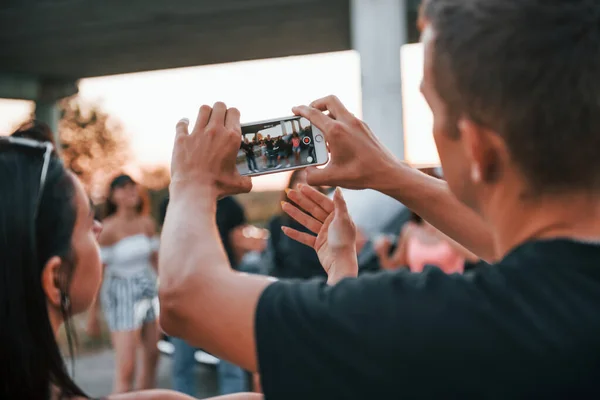 Parler Rire Groupe Jeunes Amis Joyeux Amuser Ensemble Fête Plein — Photo