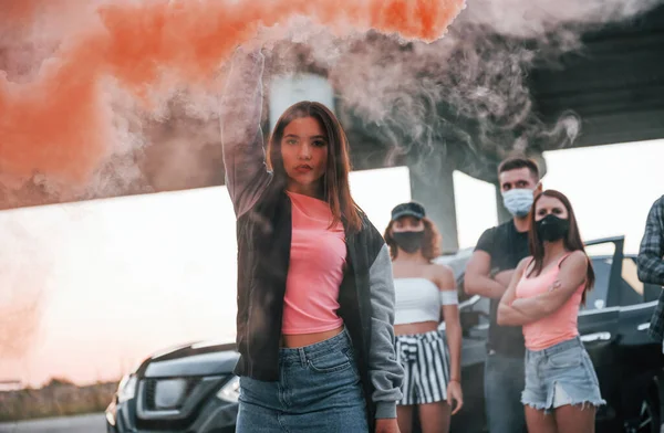 Mit Rauch Gruppe Protestierender Junger Leute Die Zusammenstehen Aktivist Für — Stockfoto