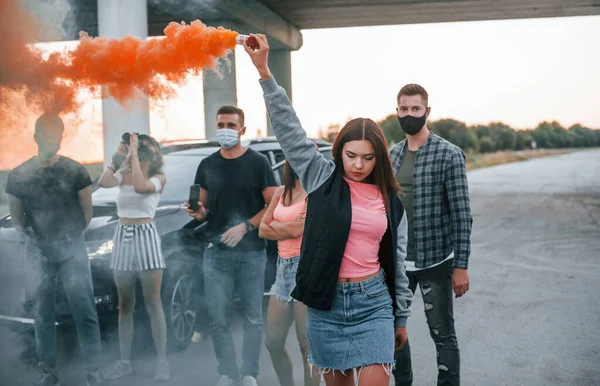 Mit Rauch Gruppe Protestierender Junger Leute Die Zusammenstehen Aktivist Für — Stockfoto
