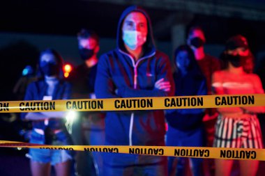 Kırmızı ve mavi polis ışığı. Birlikte duran bir grup protestocu genç. İnsan hakları eylemcisi veya hükümete karşı..