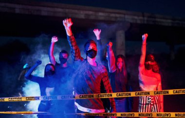 İsyan gecesi. Birlikte duran bir grup protestocu genç. İnsan hakları eylemcisi veya hükümete karşı..