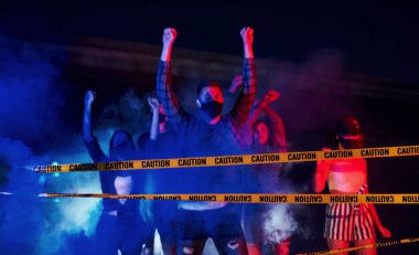 İsyan gecesi. Birlikte duran bir grup protestocu genç. İnsan hakları eylemcisi veya hükümete karşı..