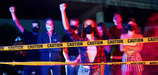 警察の回線と煙 一緒に立っている若い人たちに抗議するグループ 人権活動家又は政府に対する活動家 — ストック写真