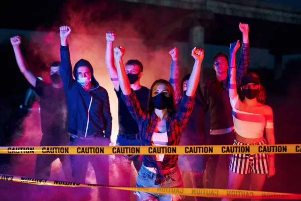 Polizeiabsperrung Und Rauch Gruppe Protestierender Junger Leute Die Zusammenstehen Aktivist — Stockfoto