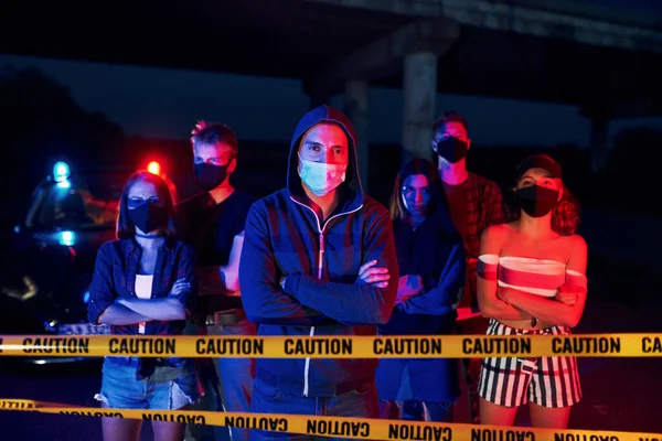 Kırmızı Mavi Polis Işığı Birlikte Duran Bir Grup Protestocu Genç — Stok fotoğraf