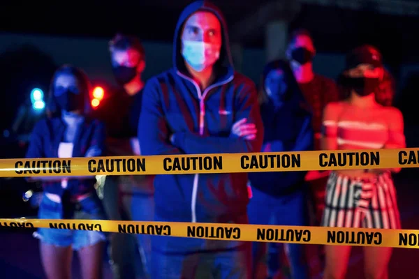 Kırmızı Mavi Polis Işığı Birlikte Duran Bir Grup Protestocu Genç — Stok fotoğraf