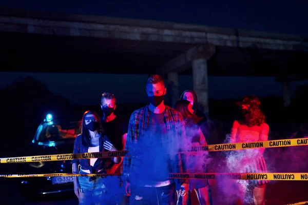 Sarı Renkli Polis Bandı Birlikte Duran Bir Grup Protestocu Genç — Stok fotoğraf