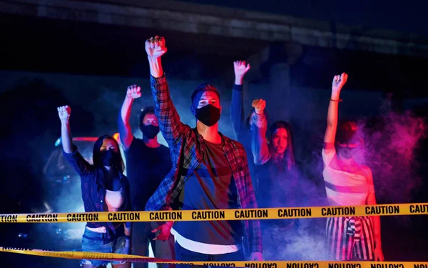 暴動の夜 一緒に立っている若い人たちに抗議するグループ 人権活動家又は政府に対する活動家 — ストック写真