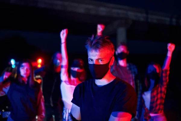 Dans Des Masques Protecteurs Groupe Jeunes Protestataires Qui Tiennent Ensemble — Photo