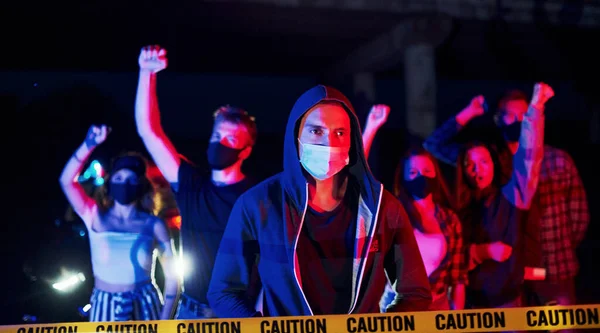 Con Maschere Protettive Gruppo Protesta Contro Giovani Che Stanno Insieme — Foto Stock