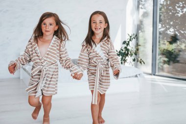 Evde birlikte oturan iki küçük tatlı kız. Çocuklar eğleniyor..