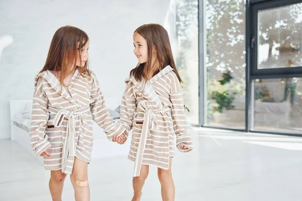 Две Милые Маленькие Девочки Дома Вместе Дети Веселятся — стоковое фото