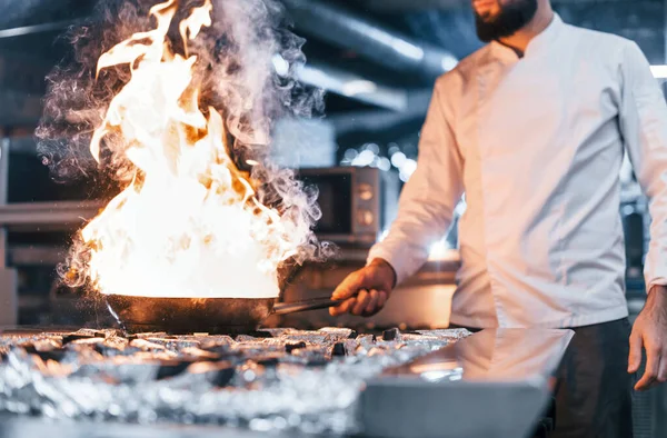 Frigideira Está Arder Chef Uniforme Branco Cozinhar Alimentos Cozinha Dia — Fotografia de Stock