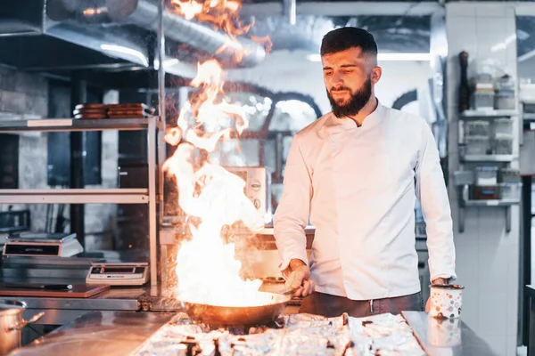 Frigideira Está Arder Chef Uniforme Branco Cozinhar Alimentos Cozinha Dia — Fotografia de Stock