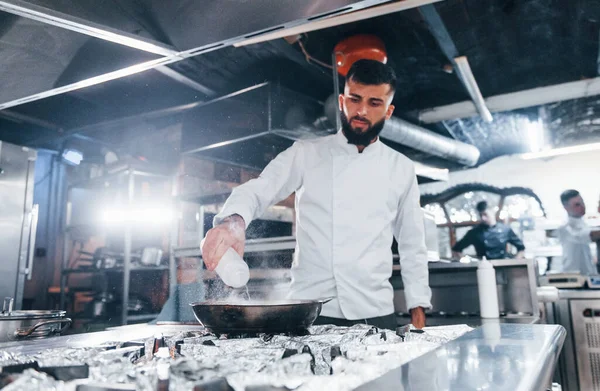 Usa Frigideira Chef Uniforme Branco Cozinhar Alimentos Cozinha Dia Ocupado — Fotografia de Stock