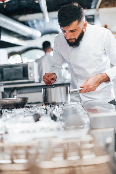 Chef Uniforme Branco Cozinhar Alimentos Cozinha Dia Ocupado Trabalho — Fotografia de Stock