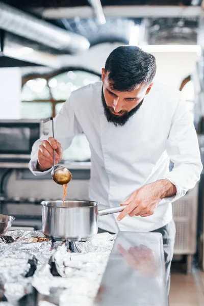 Cozinha Sopa Deliciosa Chef Uniforme Branco Cozinhar Alimentos Cozinha Dia — Fotografia de Stock