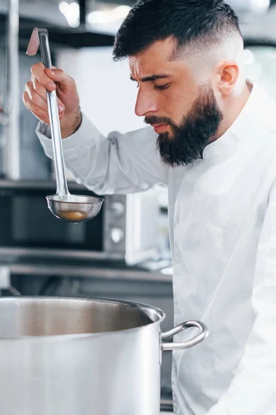 Ferve Água Chef Uniforme Branco Cozinhar Alimentos Cozinha Dia Ocupado — Fotografia de Stock