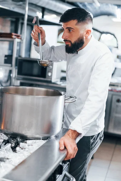 Kookt Heerlijke Soep Kok Wit Uniform Koken Voedsel Keuken Drukke — Stockfoto