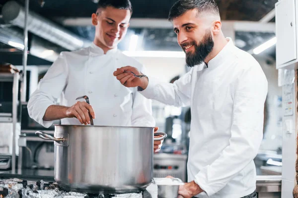 Com Ajuda Outro Empregado Chef Uniforme Branco Cozinhar Alimentos Cozinha — Fotografia de Stock