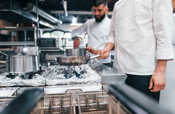 Mensen Wit Uniform Koken Samen Eten Keuken Drukke Dag Het — Stockfoto