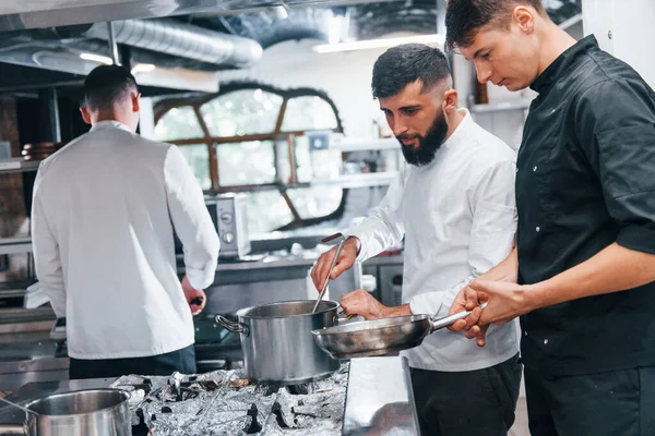 Pessoas Uniforme Branco Cozinhar Comida Cozinha Juntas Dia Ocupado Trabalho — Fotografia de Stock