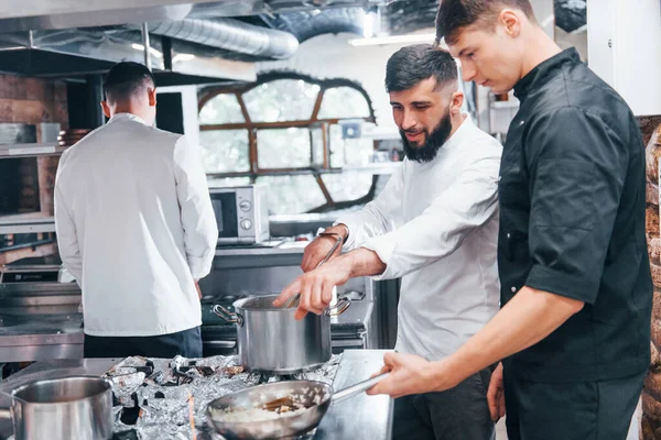 Pessoas Uniforme Branco Cozinhar Comida Cozinha Juntas Dia Ocupado Trabalho — Fotografia de Stock