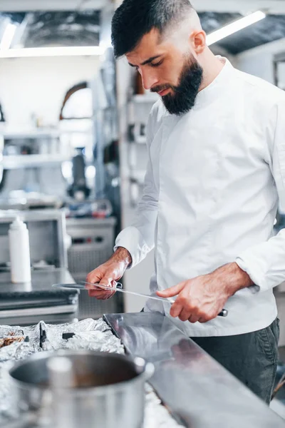 Chefe Uniforme Branco Cozinha Segurando Facas Nas Mãos — Fotografia de Stock